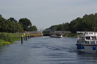 . Schleuse Sch?lde. Binnenschiff beim Einlaufen in die Schleuse