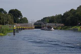 . Schleuse Sch?lde. Binnenschiff beim Einlaufen in die Schleuse