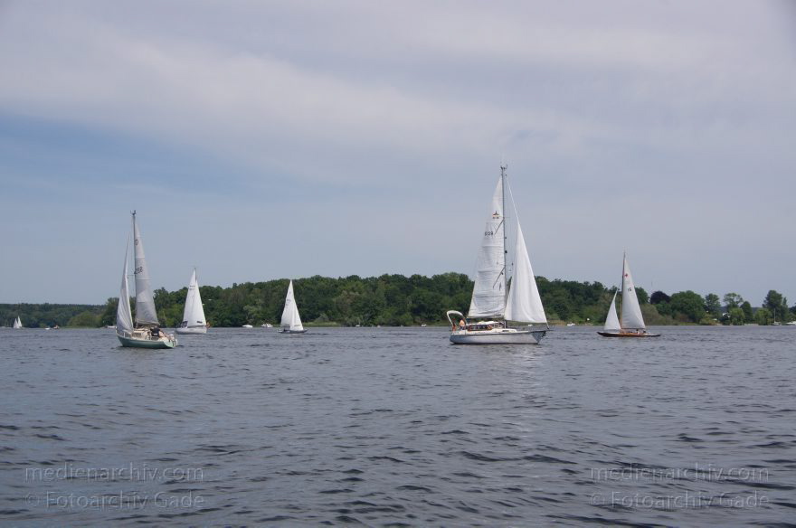 Berlin. Segelboote auf dem Wannsee
26. 5. 2012. Berlin. Zehlendorf. Segelboote auf dem Wannsee. segeln
Schlüsselwörter: 2012,Berlin,Boot,Boote,Segelboot,Segelboote,segeln,Sportboote,Wannsee,Wassersport,Zehlendorf