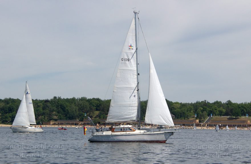 Berlin. Segelboote auf dem Wannsee. Hinten: Strandbad Wannsee
26. 5. 2012. Berlin. Zehlendorf. Segelboote auf dem Wannsee. Hinten: Strandbad Wannsee. Schwimmbad. segeln
Schlüsselwörter: 2012,Berlin,Boot,Boote,Schwimmbad,Segelboot,Segelboote,segeln,Sportboote,Strandbad,Wannsee,Wassersport,Zehlendorf