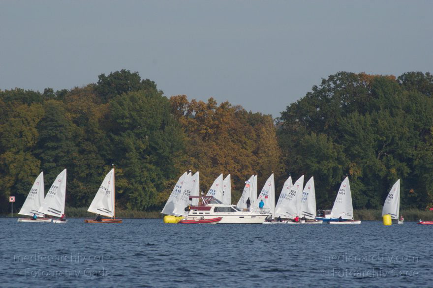 Berlin.  Tegeler See. Segelboot. O-Jolle
24. 10. 2015. Berlin. Reinickendorf. Tegel. Tegeler See. Segelboot. Regatta O-Jollen. Segeljolle
Schlüsselwörter: 2015,Berlin,Boot,O-Jolle,Reinickendorf,Segelboot,Segeljolle,segeln,Tegel,Tegeler See,Wassersport