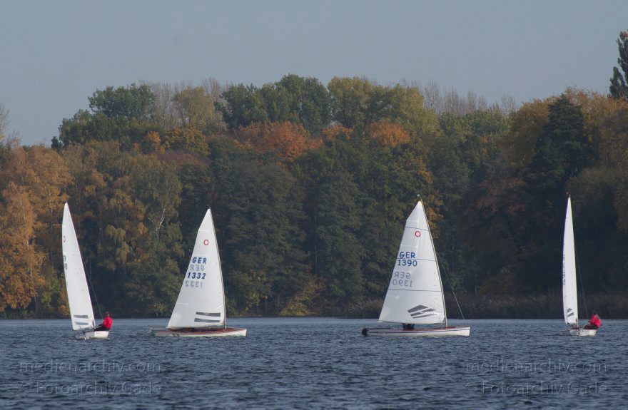 Berlin.  Tegeler See. Segelboot. O-Jolle
24. 10. 2015. Berlin. Reinickendorf. Tegel. Tegeler See. Segelboot. Regatta O-Jollen. Segeljolle
Schlüsselwörter: 2015,Berlin,Boot,O-Jolle,Reinickendorf,Segelboot,Segeljolle,segeln,Tegel,Tegeler See,Wassersport