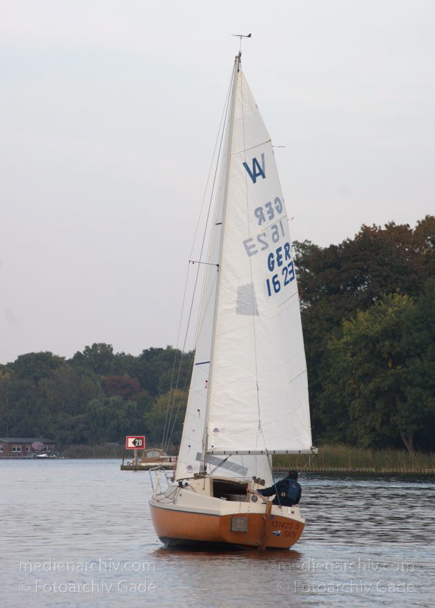 Berlin. Tegeler See. Segelboot Avanti
4. 10. 2015. Berlin. Reinickendorf. Tegel. Tegeler See. Segelboot Avanti. Varianta. Wassersport
Schlüsselwörter: 2015,Berlin,Boot,Reinickendorf,Segelboot,Tegel,Tegeler See,Wassersport