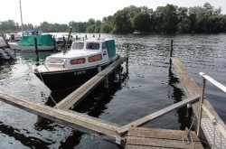 Geheimnisvoller Ort – Das Ufergelände beim Bootsliegeplatz.