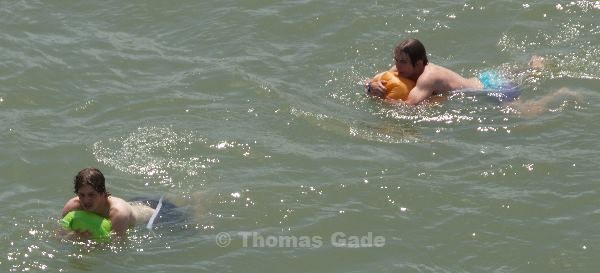 Zwei Rheinschwimmer mit wasserdichtem Kleidersack