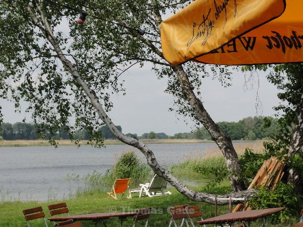 Biergarten Zur Fischerhütte mit Blick auf das Wasser  