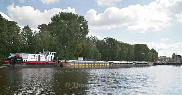 Ein Schubverband läuft in die Schleuse