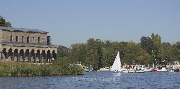 Boote ankern vor der Heilandskirche