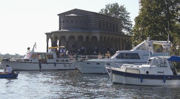 Boote bei der Kirche