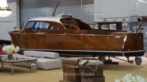 Das Holz der alten Motoryacht glänzt.