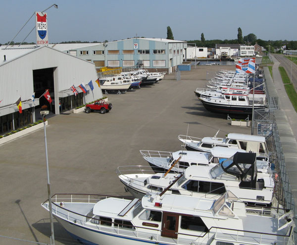 Blick auf die Boote auf dem Gelände