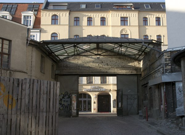 Schickes Hotel vor vergammelten Hinterhof. Auguststraße 