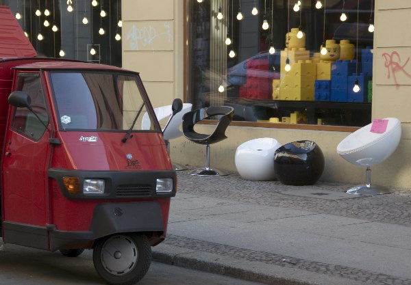 Berlin. Berlin-Mitte. Oranienburger Straße. Möbelshop