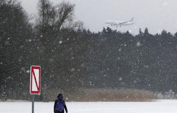 Landeanflug über dem zugefrorenen Tegeler See