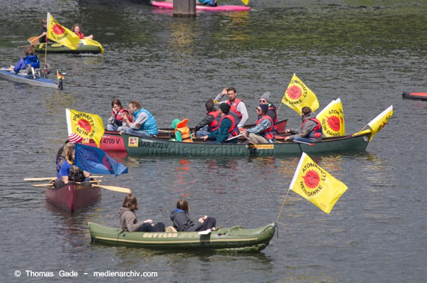 Demonstration 'Energiewende nicht kippen lassen'. Boote im Nordhafen